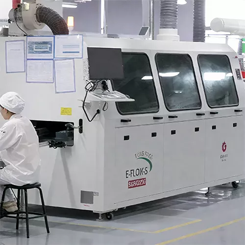 精通通孔插件与SMT的混合组装，熟练应用选择性波峰焊，有效保护周围敏感SMD元件，提升焊接质量